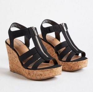 Torrid STRETCH FRONT ZIP WEDGE (WW) 8.5